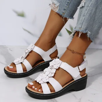 Новый размер 35-43, Летние модные сандалии с круглым носком в цветочек, женские сандалии на платформе и танкетке, женские римские удобные сандалии, женская обувь